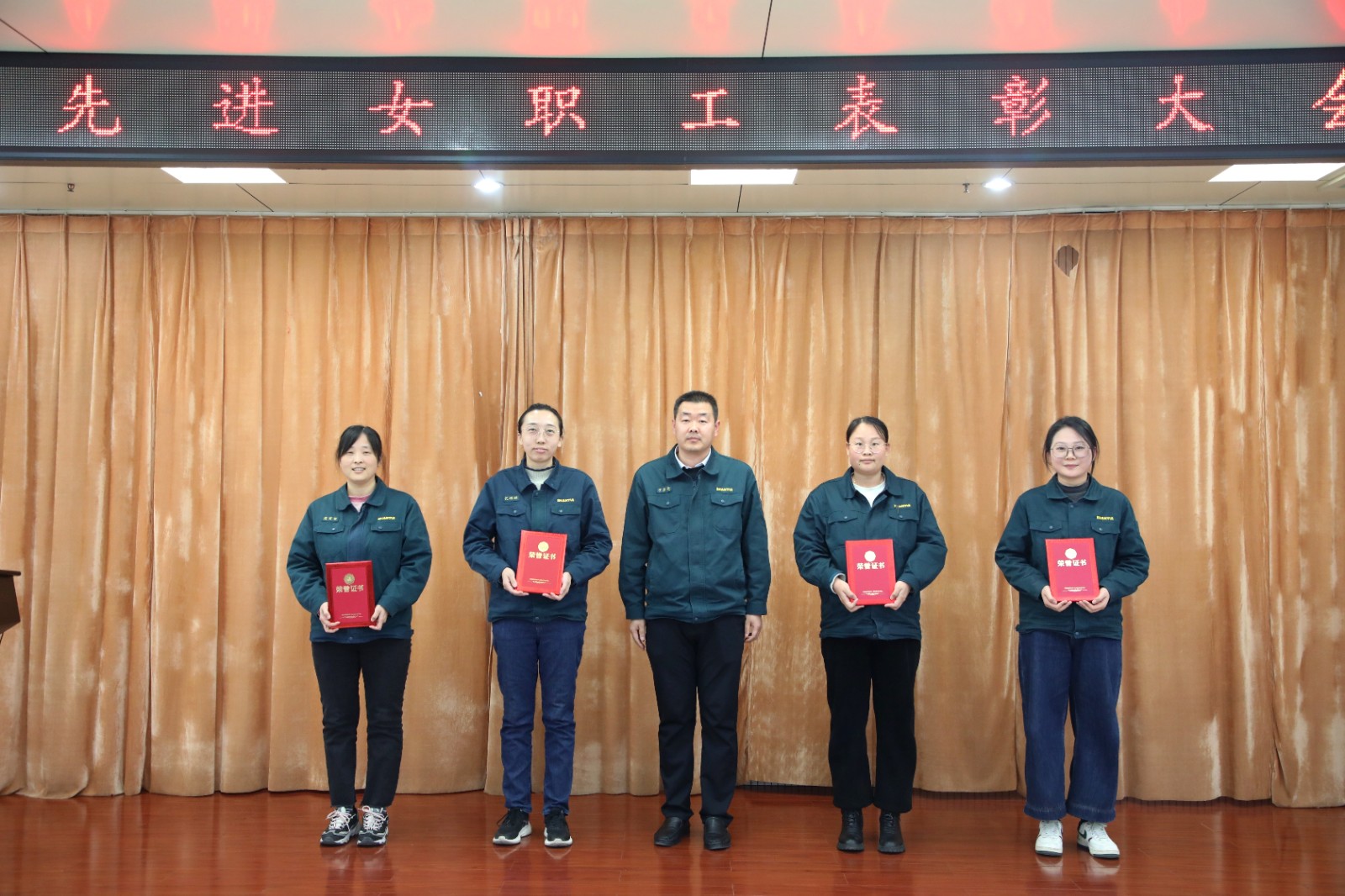 山重建機(jī)公司工會(huì)舉辦2024年度先進(jìn)女職工表彰大會(huì) 暨“花樣芳華，巾幗綻彩”插花活動(dòng)